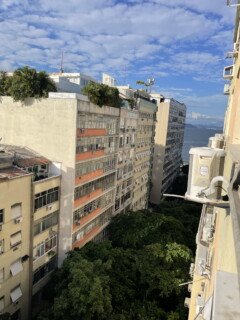 O Flat 1114, possuí Vista lateral para a praia de Copacabana e para o morro Dois Irmãos em Ipanema